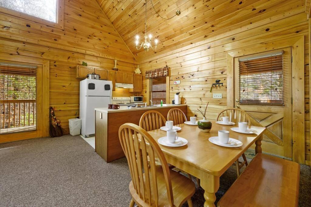 Beautiful 2 Bed Cabin With Hot Tub And Resort Pool Sevierville Zewnętrze zdjęcie