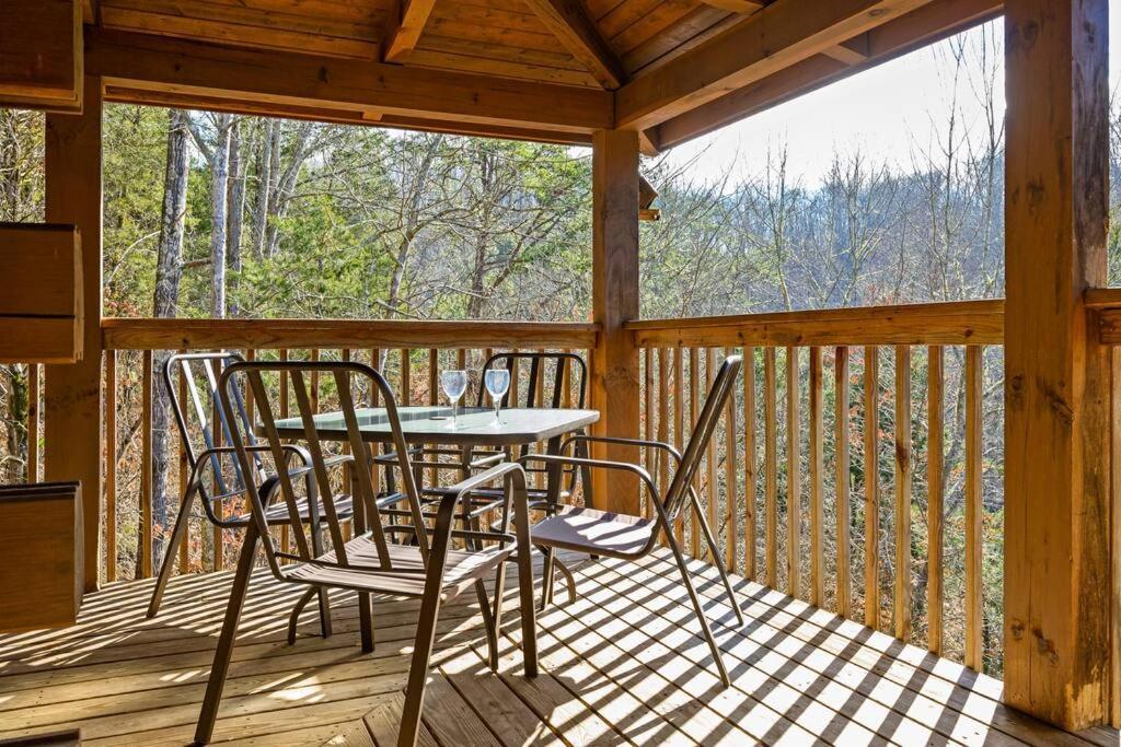 Beautiful 2 Bed Cabin With Hot Tub And Resort Pool Sevierville Zewnętrze zdjęcie