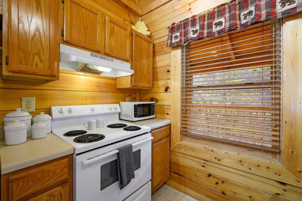Beautiful 2 Bed Cabin With Hot Tub And Resort Pool Sevierville Zewnętrze zdjęcie