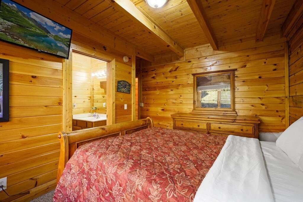 Beautiful 2 Bed Cabin With Hot Tub And Resort Pool Sevierville Zewnętrze zdjęcie