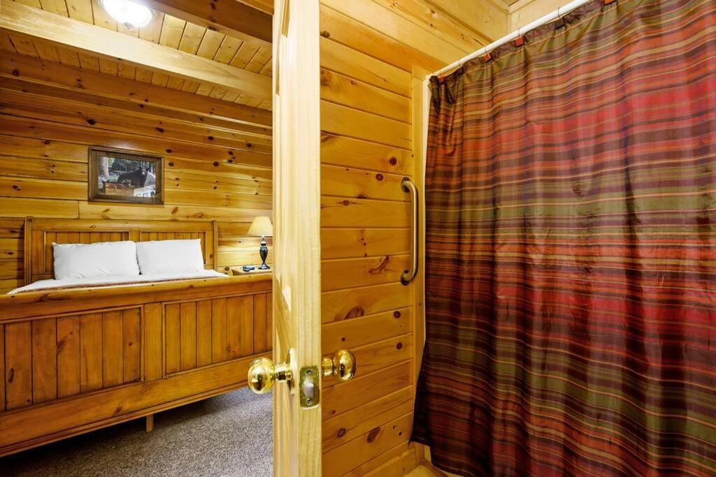 Beautiful 2 Bed Cabin With Hot Tub And Resort Pool Sevierville Zewnętrze zdjęcie