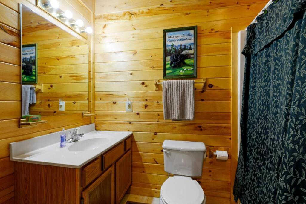 Beautiful 2 Bed Cabin With Hot Tub And Resort Pool Sevierville Zewnętrze zdjęcie