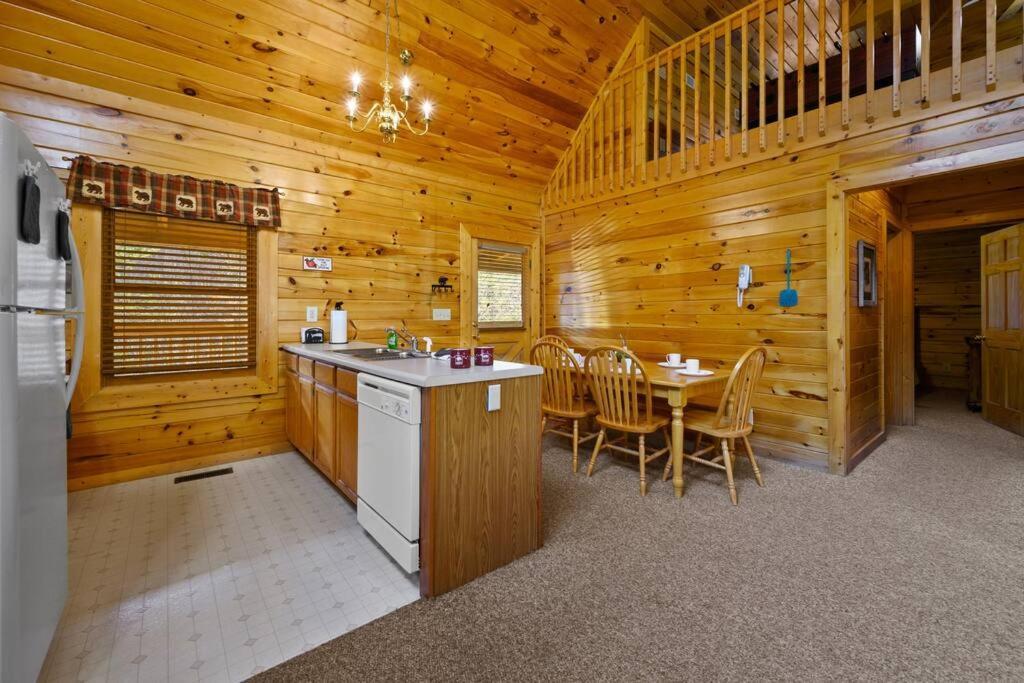 Beautiful 2 Bed Cabin With Hot Tub And Resort Pool Sevierville Zewnętrze zdjęcie