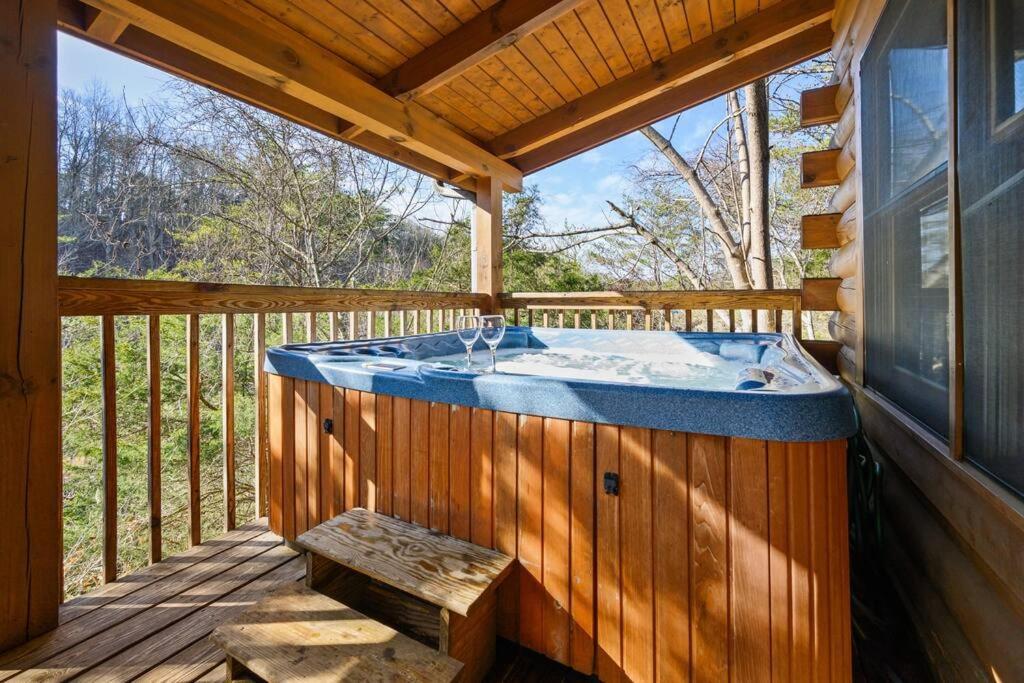 Beautiful 2 Bed Cabin With Hot Tub And Resort Pool Sevierville Zewnętrze zdjęcie