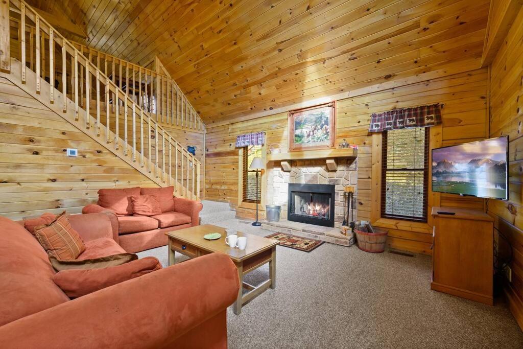 Beautiful 2 Bed Cabin With Hot Tub And Resort Pool Sevierville Zewnętrze zdjęcie