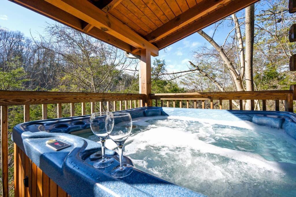 Beautiful 2 Bed Cabin With Hot Tub And Resort Pool Sevierville Zewnętrze zdjęcie