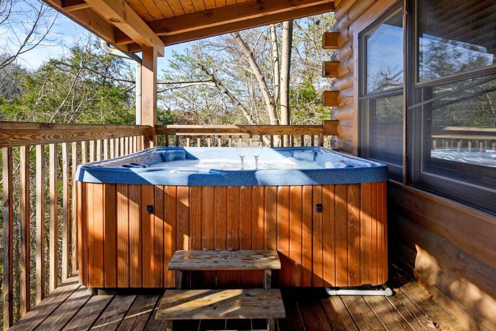 Beautiful 2 Bed Cabin With Hot Tub And Resort Pool Sevierville Zewnętrze zdjęcie