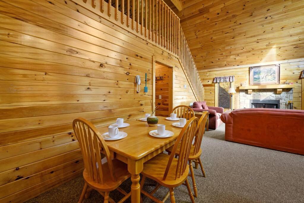 Beautiful 2 Bed Cabin With Hot Tub And Resort Pool Sevierville Zewnętrze zdjęcie